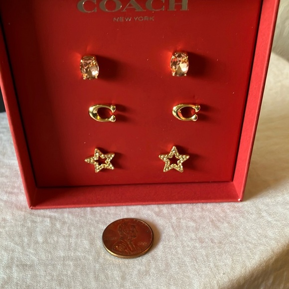 Coach: 2022 Earring (CF985) Set- Gold Tone - Picture 6 of 12
